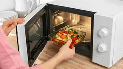 Každý by měl vědět, které potraviny se nevyplatí ohřívat v mikrovlnné troubě a proč